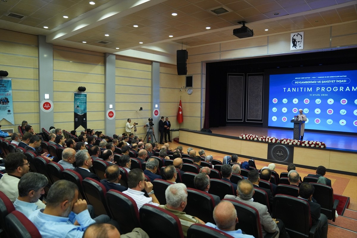 Diyanet İşleri Başkanı Ali Erbaş, Başkanlıkta düzenlenen Mevlid-i Nebi Haftası ile Camiler ve Din...