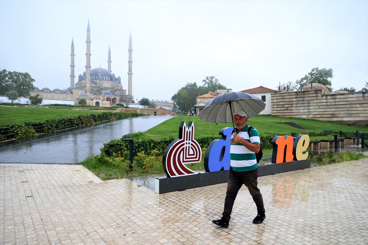 Edirne'de, sabah saatlerinde ara ara kuvvetlenen yağmur yağışı gerçekleşti. Vatandaşlar yağmurdan...