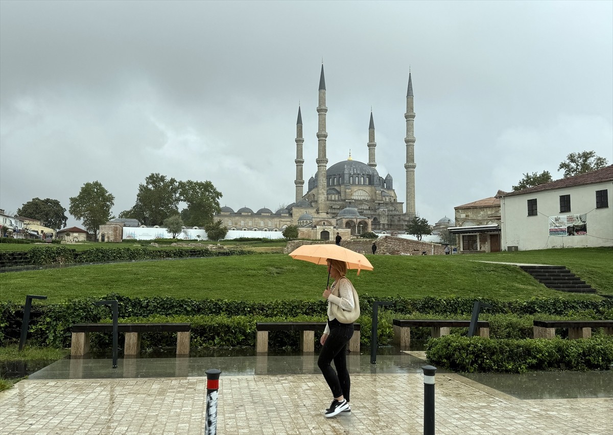 Edirne'de, sabah saatlerinde ara ara kuvvetlenen yağmur yağışı gerçekleşti. Vatandaşlar yağmurdan...