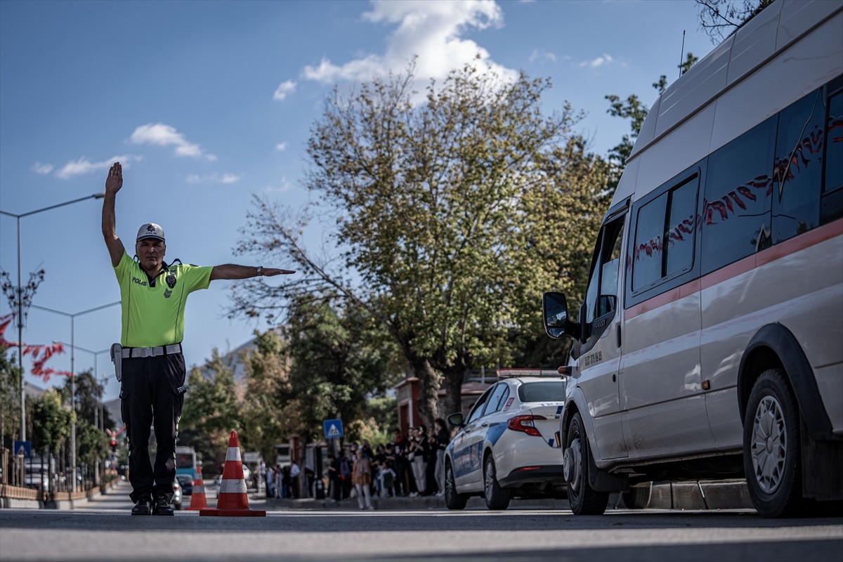 Erzurum'da polis ekipleri, yeni eğitim öğretim yılının başlamasıyla öğrenci taşımacılığı yapan...