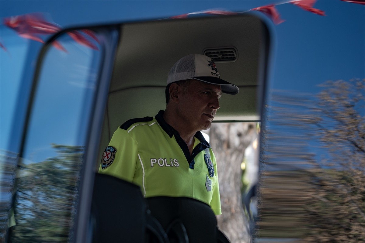 Erzurum'da polis ekipleri, yeni eğitim öğretim yılının başlamasıyla öğrenci taşımacılığı yapan...