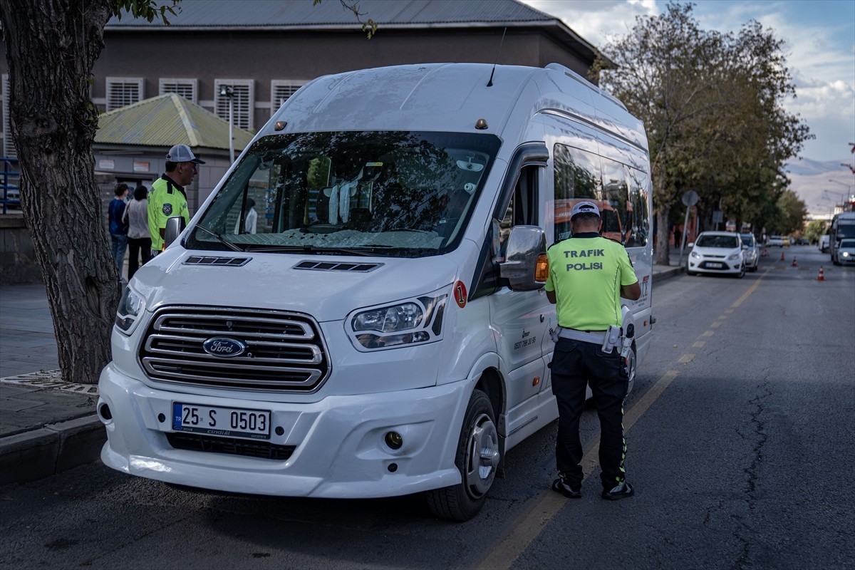 Erzurum'da polis ekipleri, yeni eğitim öğretim yılının başlamasıyla öğrenci taşımacılığı yapan...