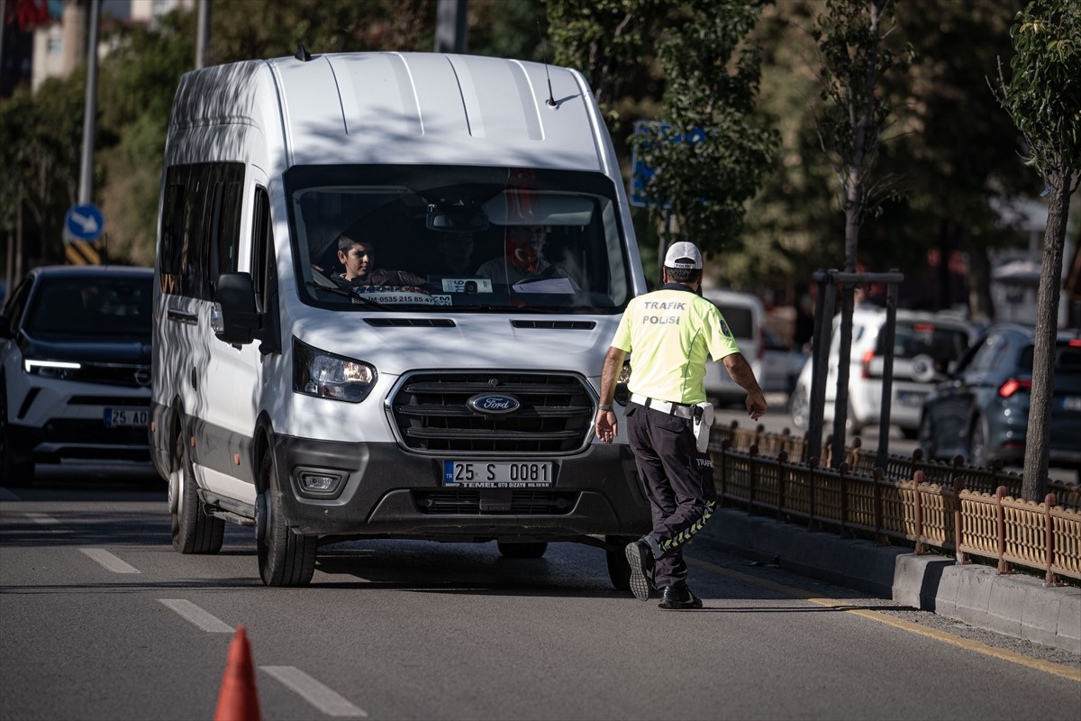 Erzurum'da polis ekipleri, yeni eğitim öğretim yılının başlamasıyla öğrenci taşımacılığı yapan...