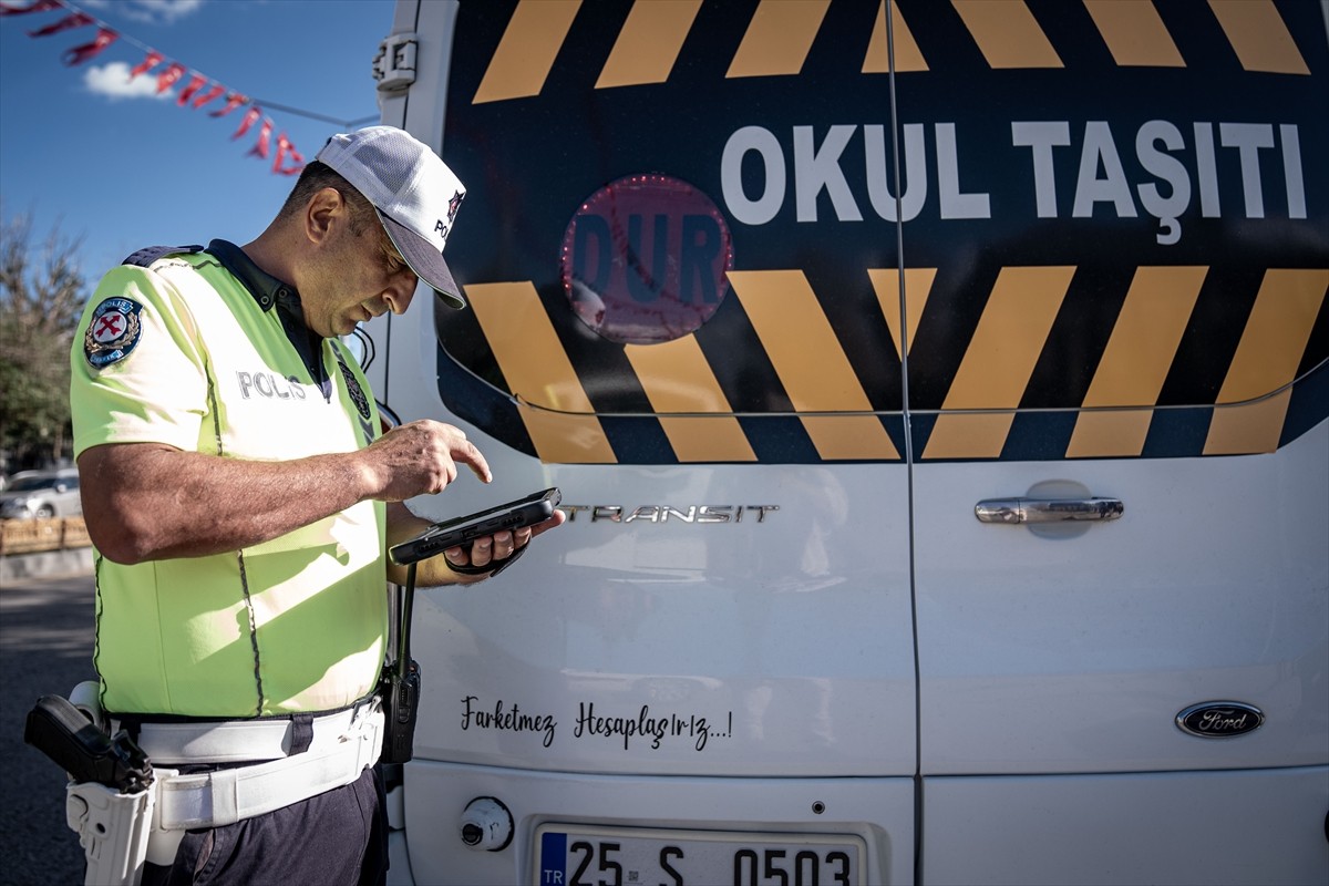 Erzurum'da polis ekipleri, yeni eğitim öğretim yılının başlamasıyla öğrenci taşımacılığı yapan...