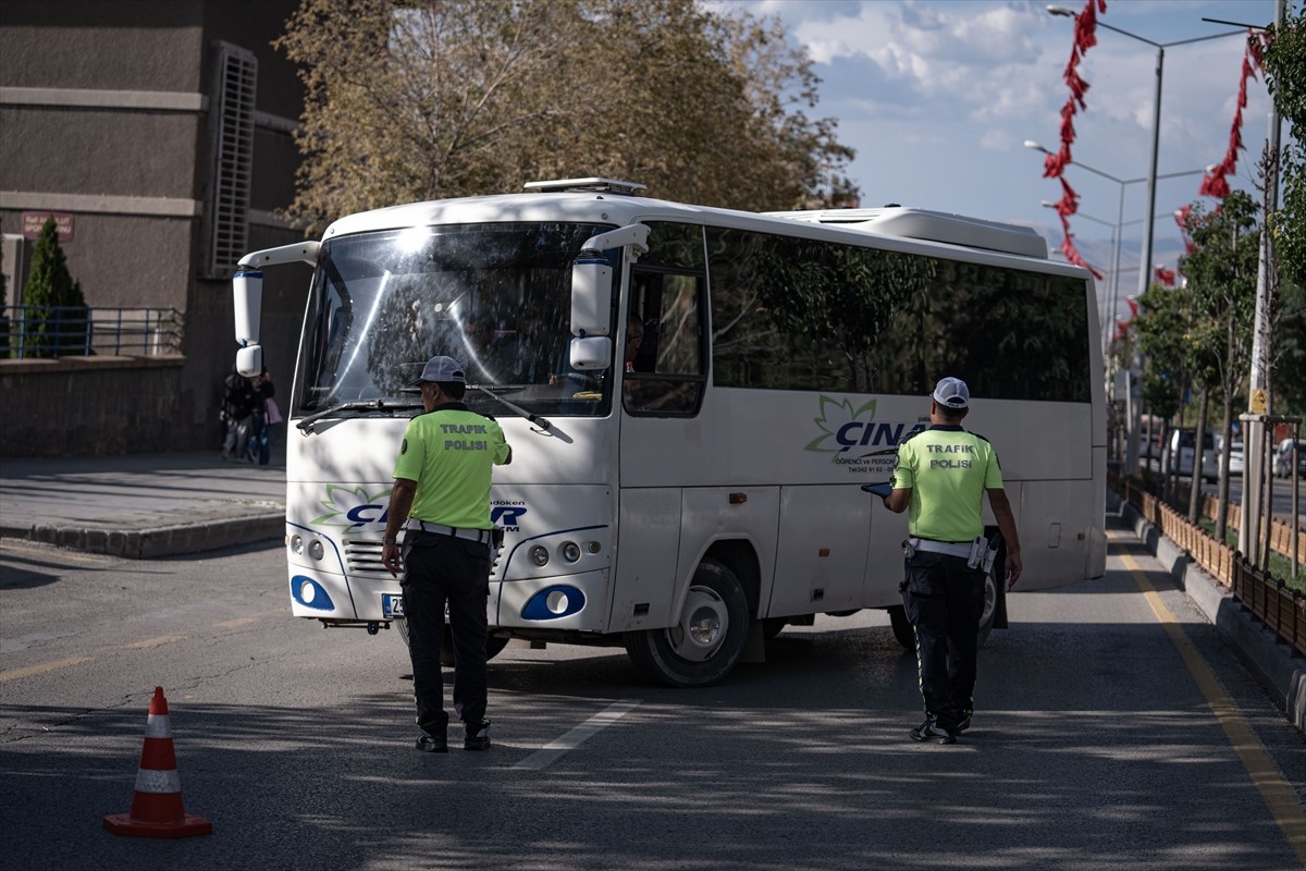 Erzurum'da polis ekipleri, yeni eğitim öğretim yılının başlamasıyla öğrenci taşımacılığı yapan...