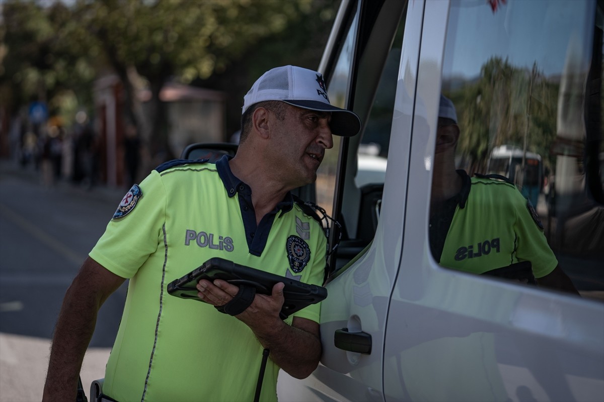 Erzurum'da polis ekipleri, yeni eğitim öğretim yılının başlamasıyla öğrenci taşımacılığı yapan...