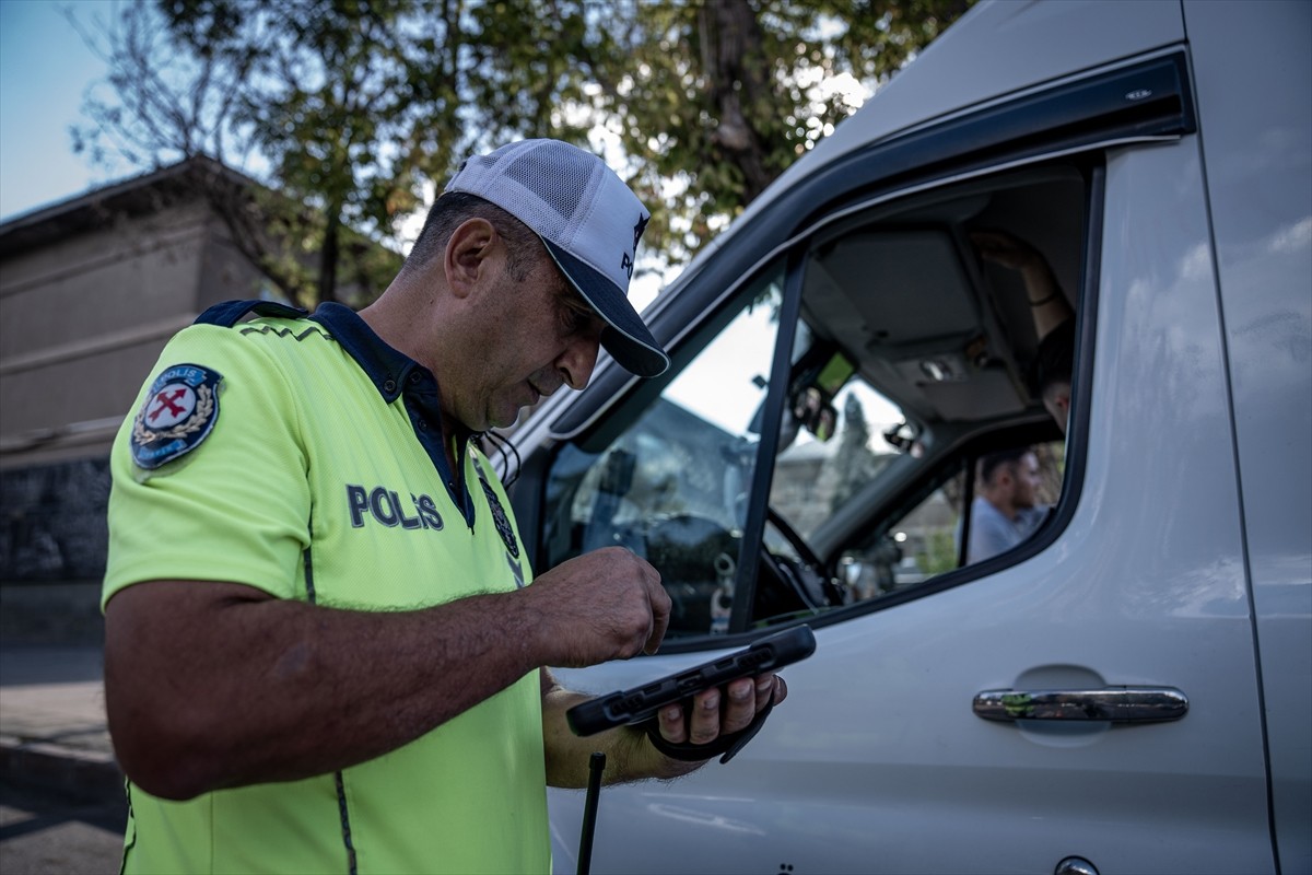 Erzurum'da polis ekipleri, yeni eğitim öğretim yılının başlamasıyla öğrenci taşımacılığı yapan...