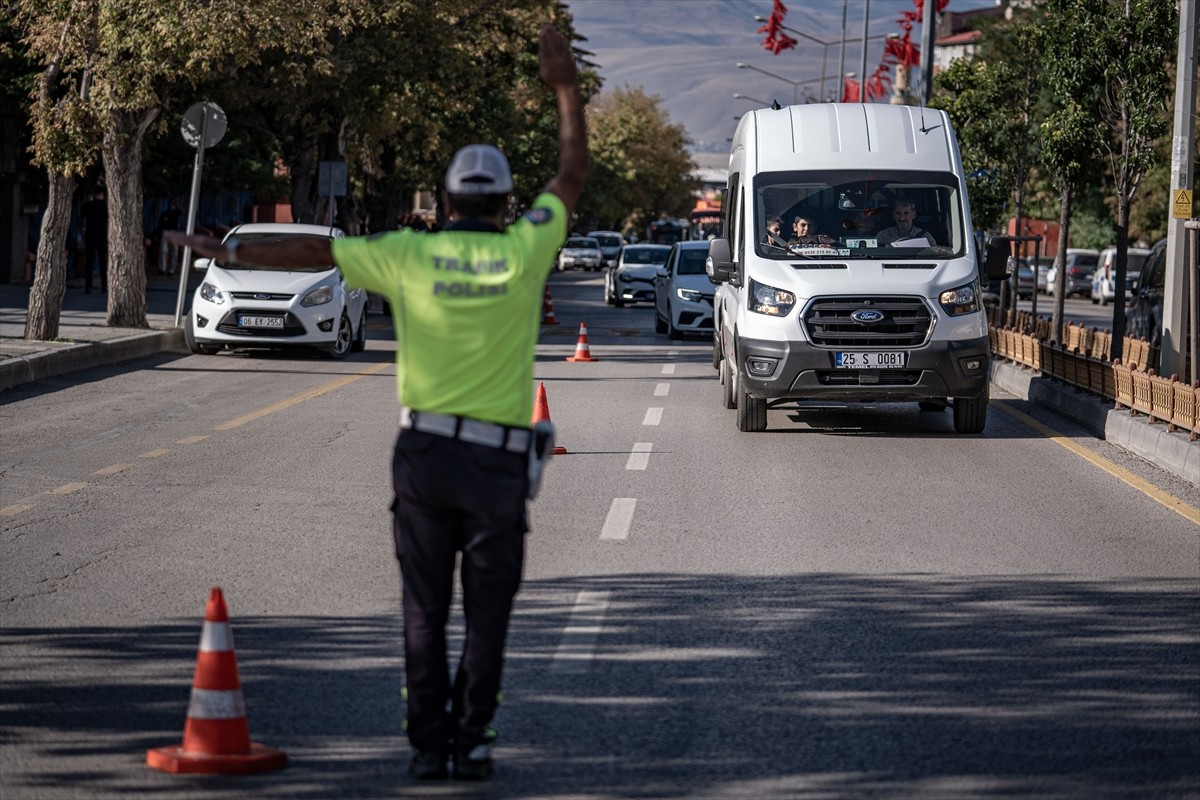 Erzurum'da polis ekipleri, yeni eğitim öğretim yılının başlamasıyla öğrenci taşımacılığı yapan...