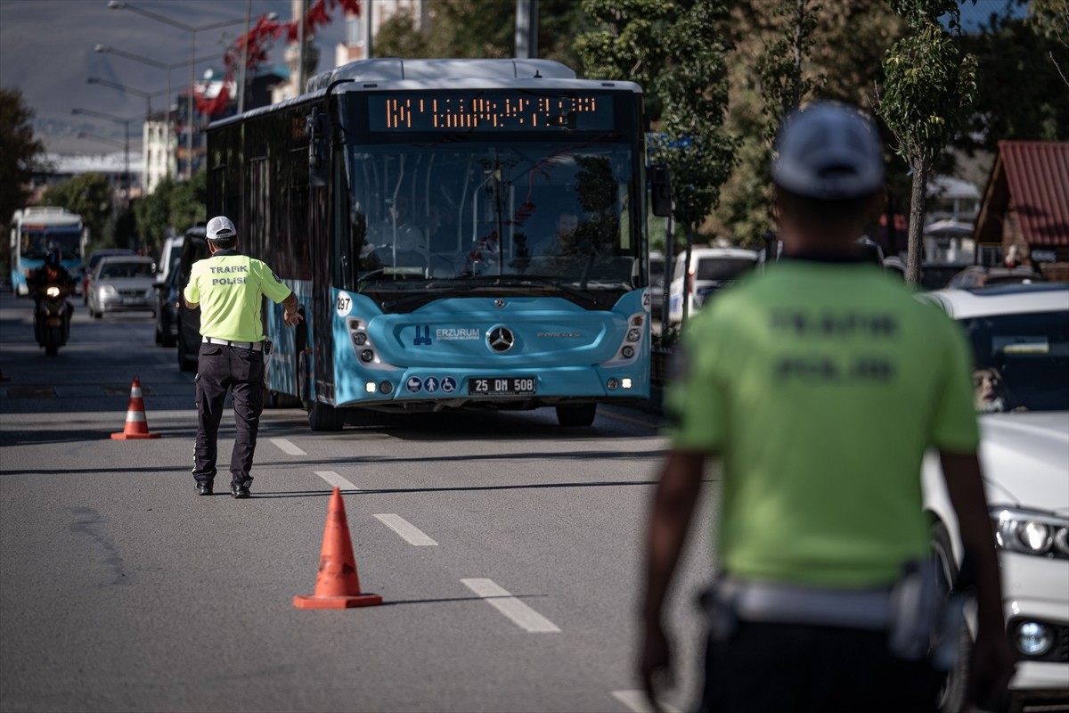 Erzurum'da polis ekipleri, yeni eğitim öğretim yılının başlamasıyla öğrenci taşımacılığı yapan...