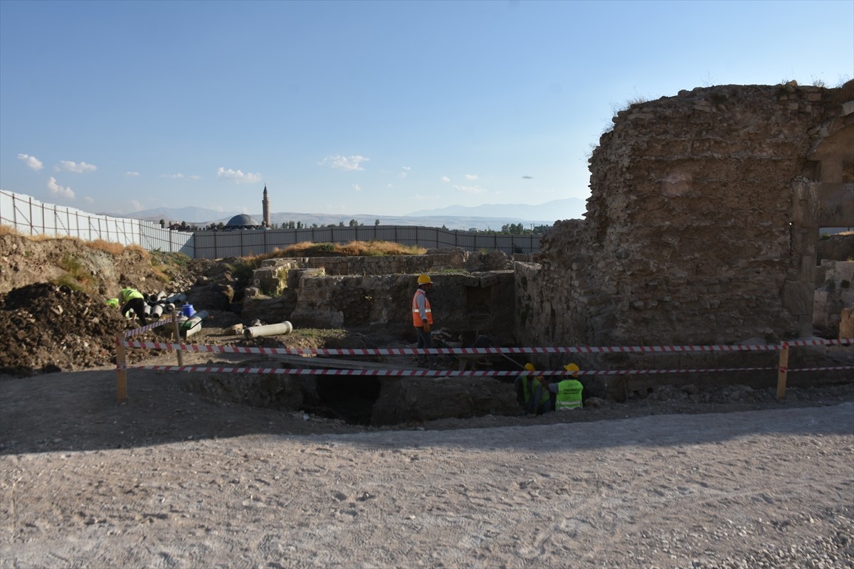 "Eski Van Şehri"nde bulunan tarihi Ulu Cami ve minaresinde başlatılan restorasyon çalışmaları...