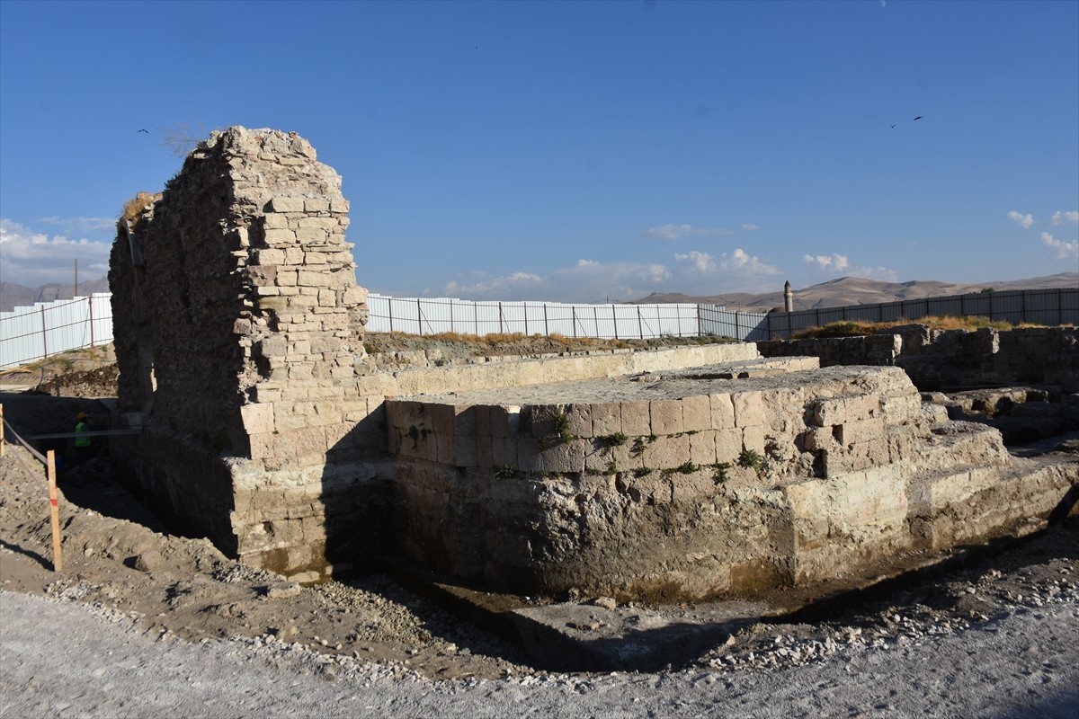 "Eski Van Şehri"nde bulunan tarihi Ulu Cami ve minaresinde başlatılan restorasyon çalışmaları...