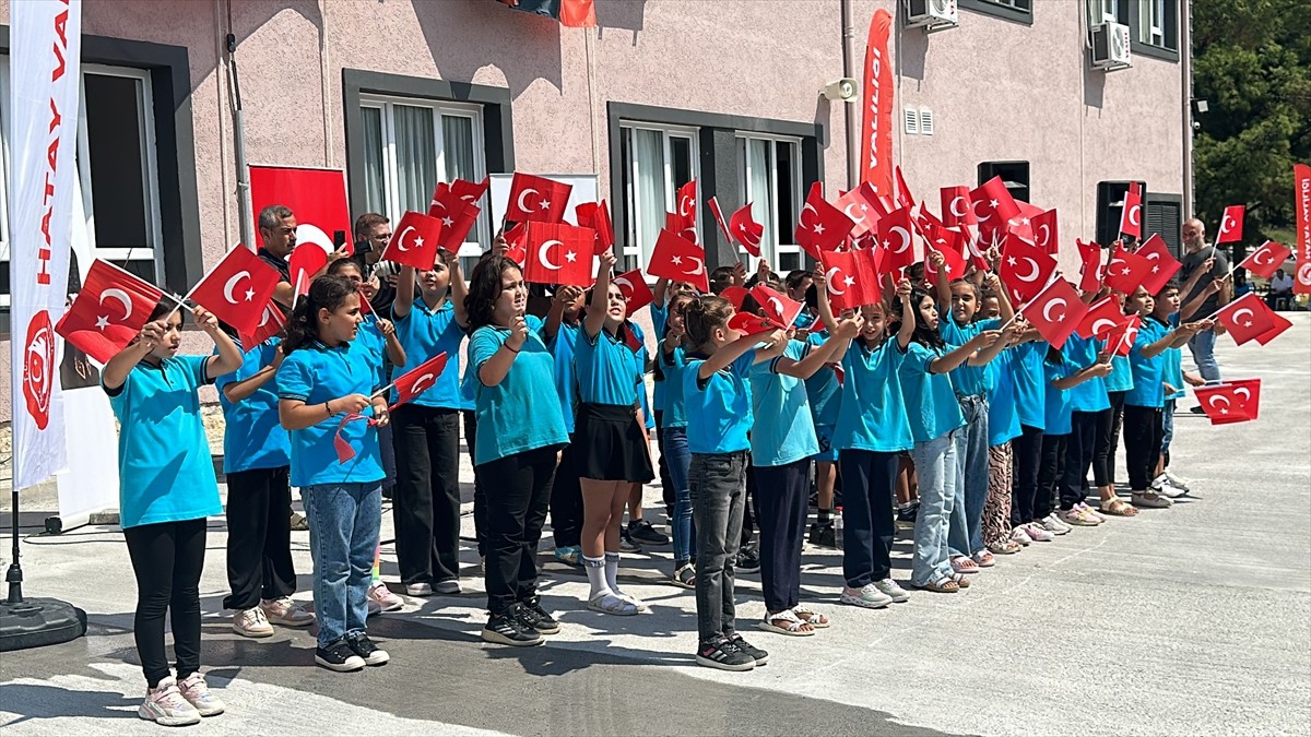 Hatay'ın İskenderun ilçesinde, 6 Şubat 2023'teki depremlerde ağır hasar alarak yıkılan okulun...