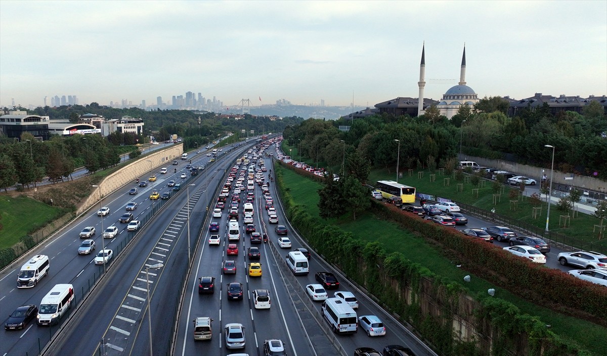 İstanbul'un bazı bölgelerinde haftanın üçüncü iş günü sabah saatlerinde trafik yoğunluğu...