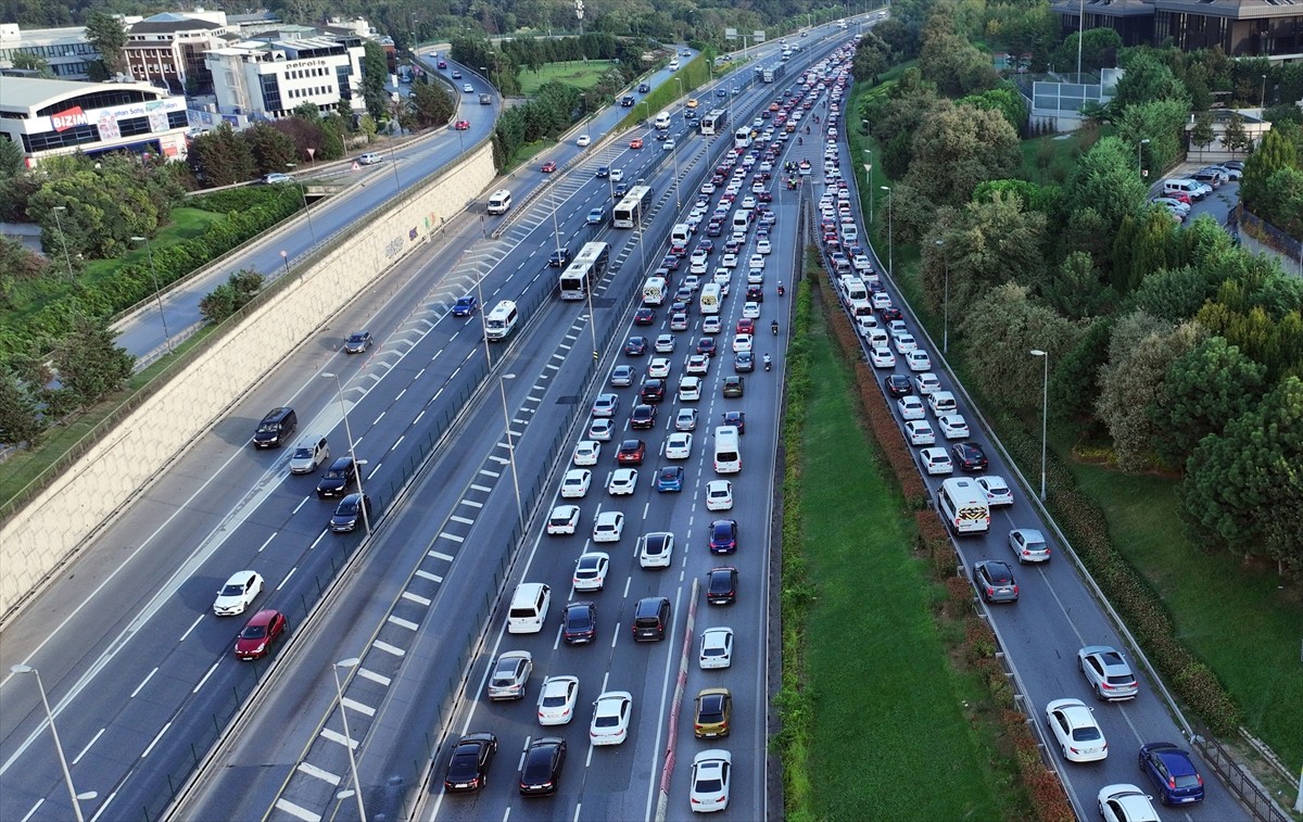 İstanbul'un bazı bölgelerinde haftanın üçüncü iş günü sabah saatlerinde trafik yoğunluğu...