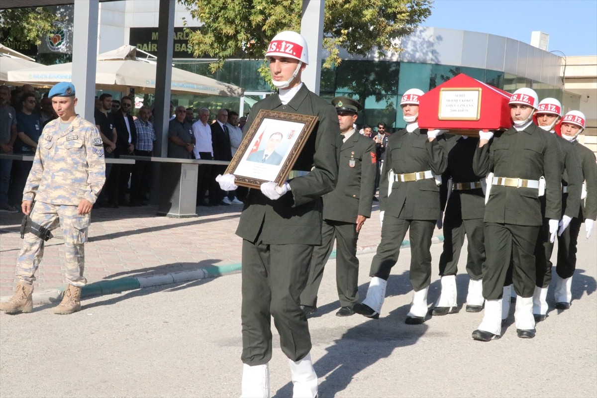 İzmir'de geçirdiği rahatsızlık sonucu şehit olan Topçu Uzman Çavuş Mehmet Kökcü'nün naaşı...