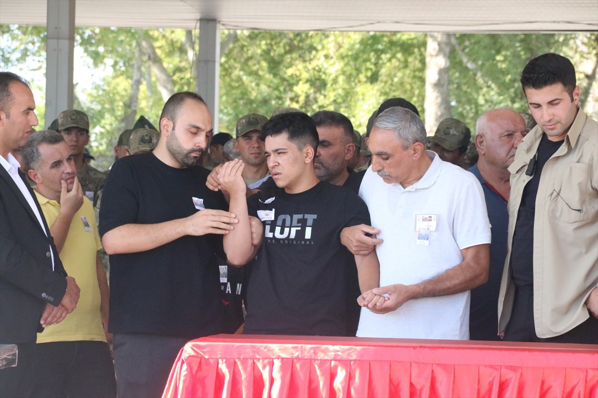 İzmir'de geçirdiği rahatsızlık sonucu şehit olan Topçu Uzman Çavuş Mehmet Kökcü'nün naaşı...