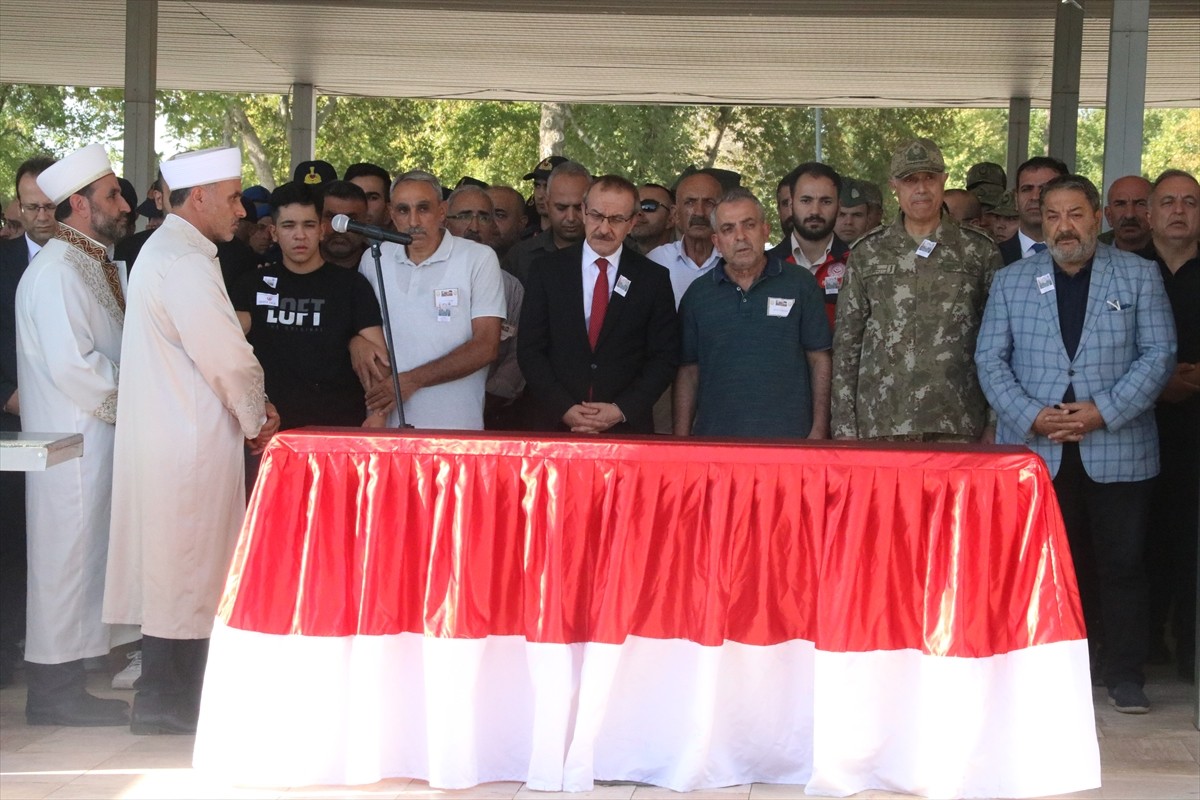 İzmir'de geçirdiği rahatsızlık sonucu şehit olan Topçu Uzman Çavuş Mehmet Kökcü'nün naaşı...