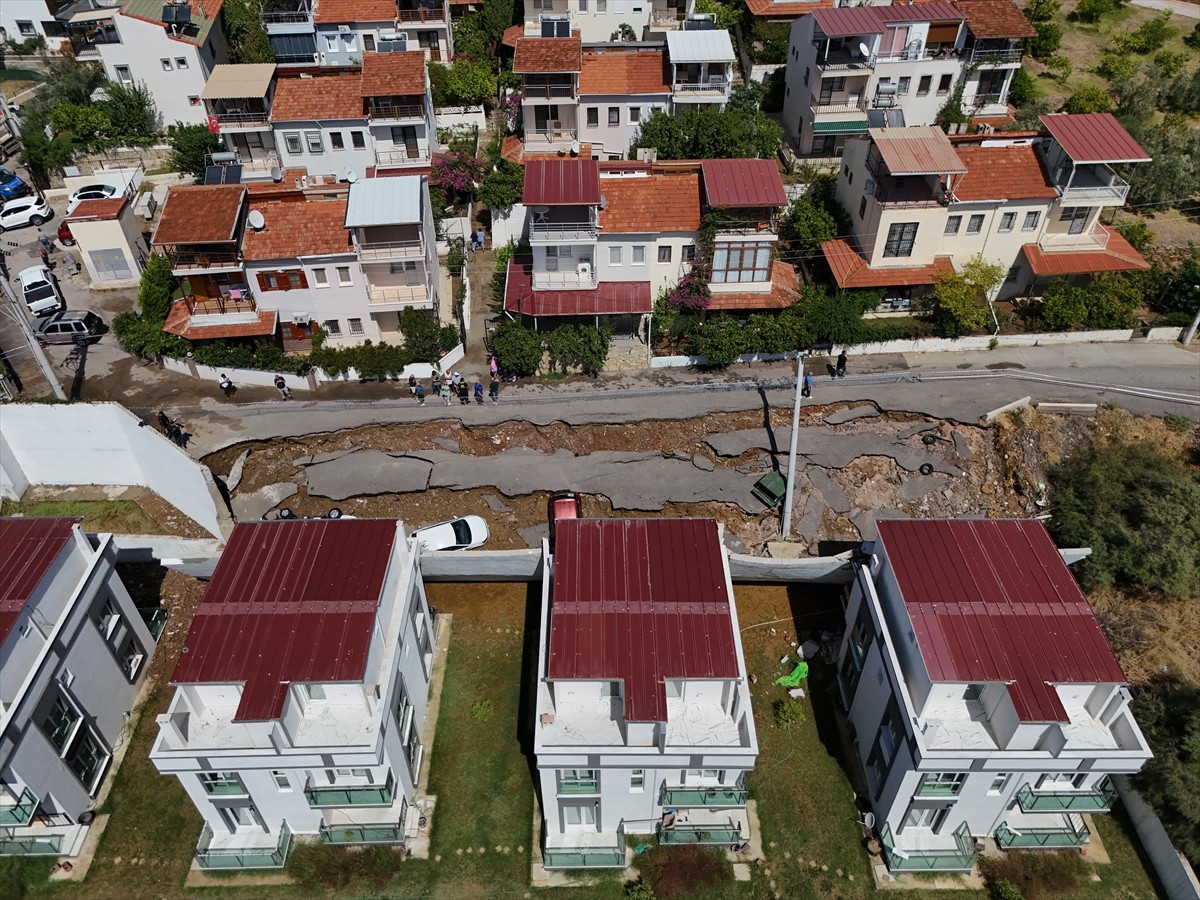 İzmir'in Menderes ilçesinde meydana gelen şiddetli sağanak nedeniyle bazı ev ve iş yerlerini su...