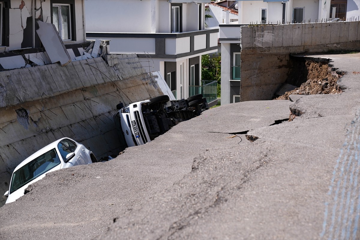 İzmir'in Menderes ilçesinde meydana gelen şiddetli sağanak nedeniyle bazı ev ve iş yerlerini su...