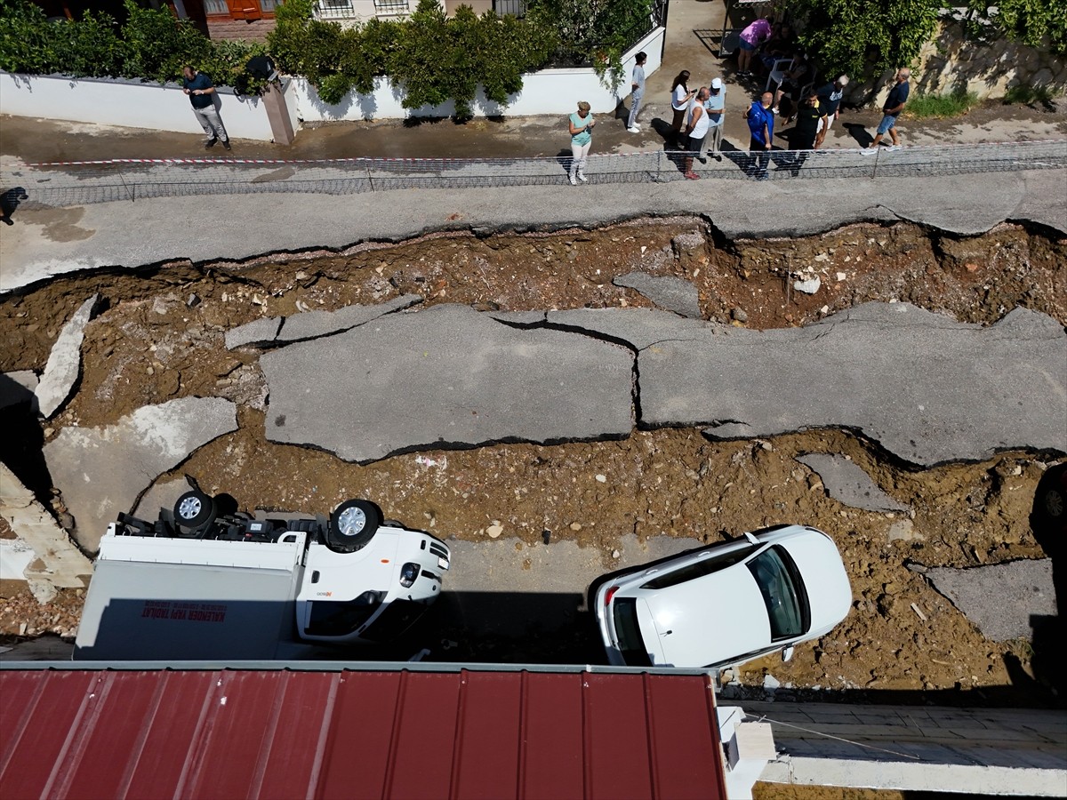 İzmir'in Menderes ilçesinde meydana gelen şiddetli sağanak nedeniyle bazı ev ve iş yerlerini su...