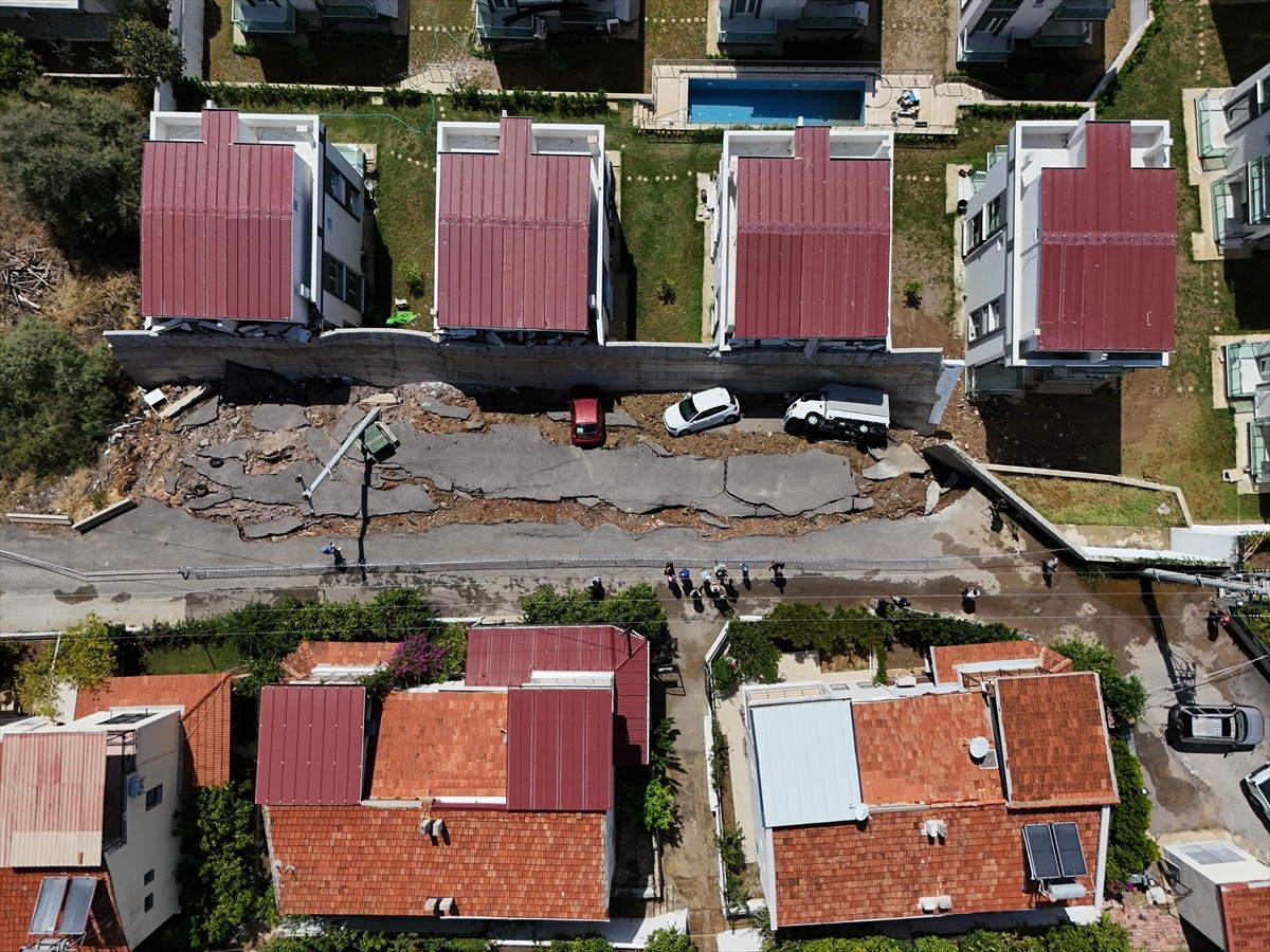 İzmir'in Menderes ilçesinde meydana gelen şiddetli sağanak nedeniyle bazı ev ve iş yerlerini su...