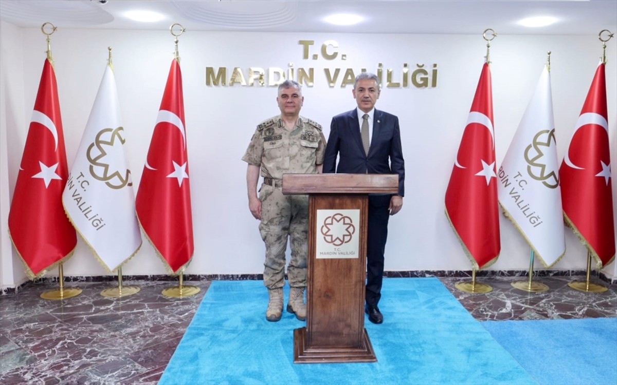 Jandarma Genel Komutanı Orgeneral Ali Çardakcı, (solda) Mardin Valiliğini ziyaret etti. Valilik...