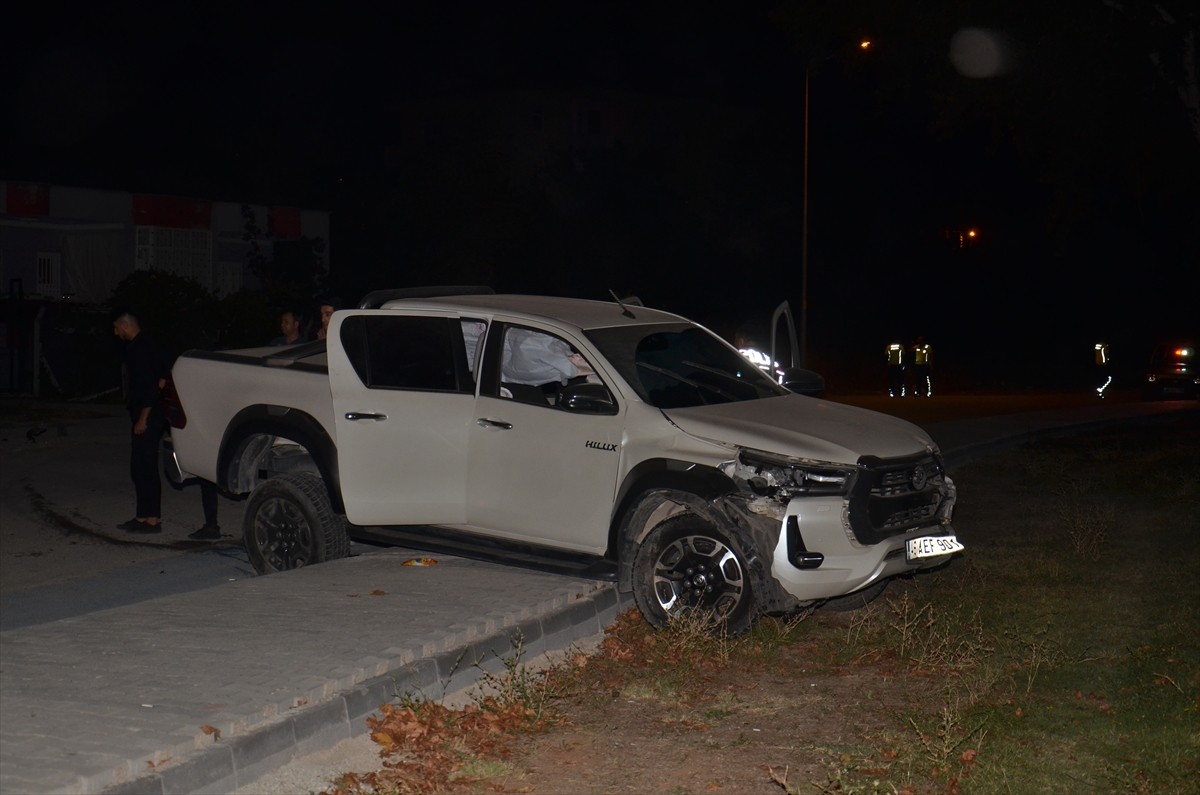 Kahramanmaraş'ın Elbistan ilçesinde, kamyonetin çarptığı akülü tekerlekli sandalyelerde bulunan 3...