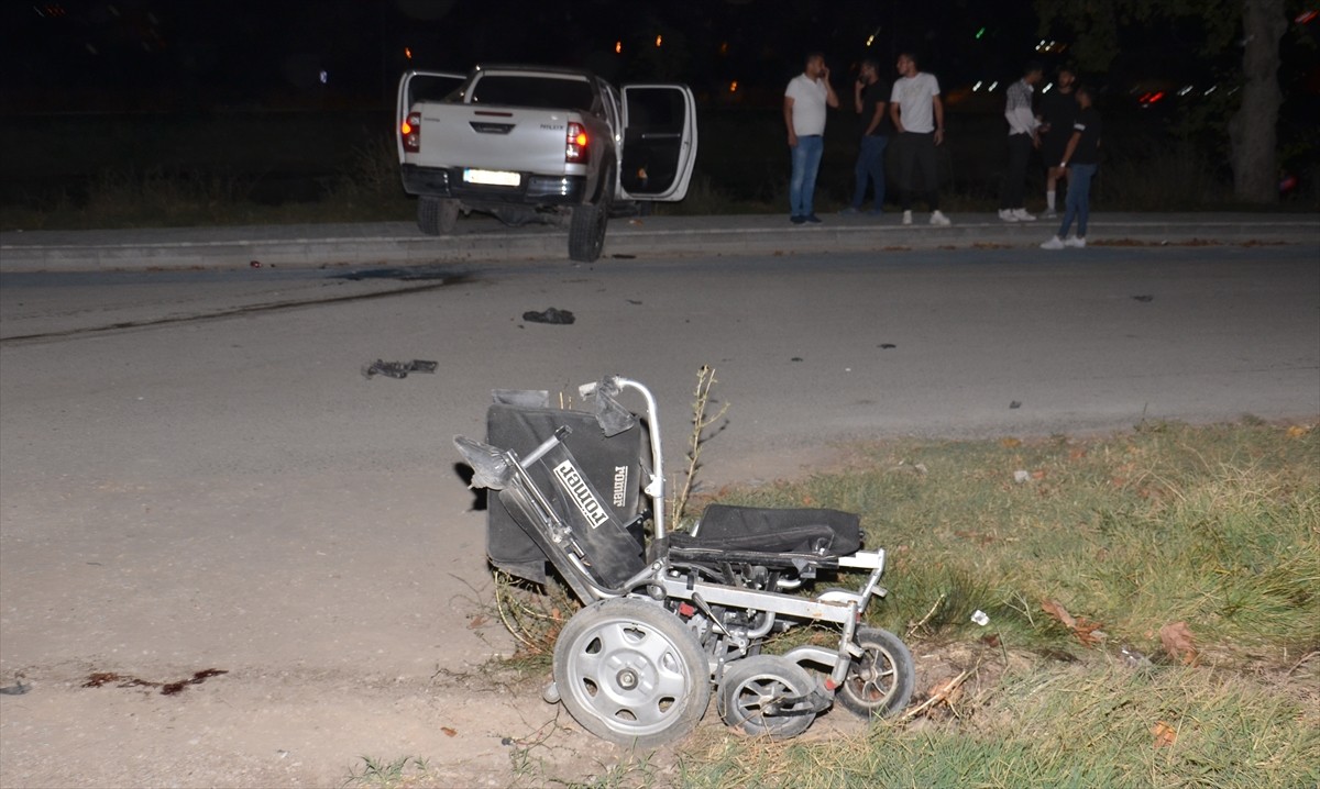 Kahramanmaraş'ın Elbistan ilçesinde, kamyonetin çarptığı akülü tekerlekli sandalyelerde bulunan 3...