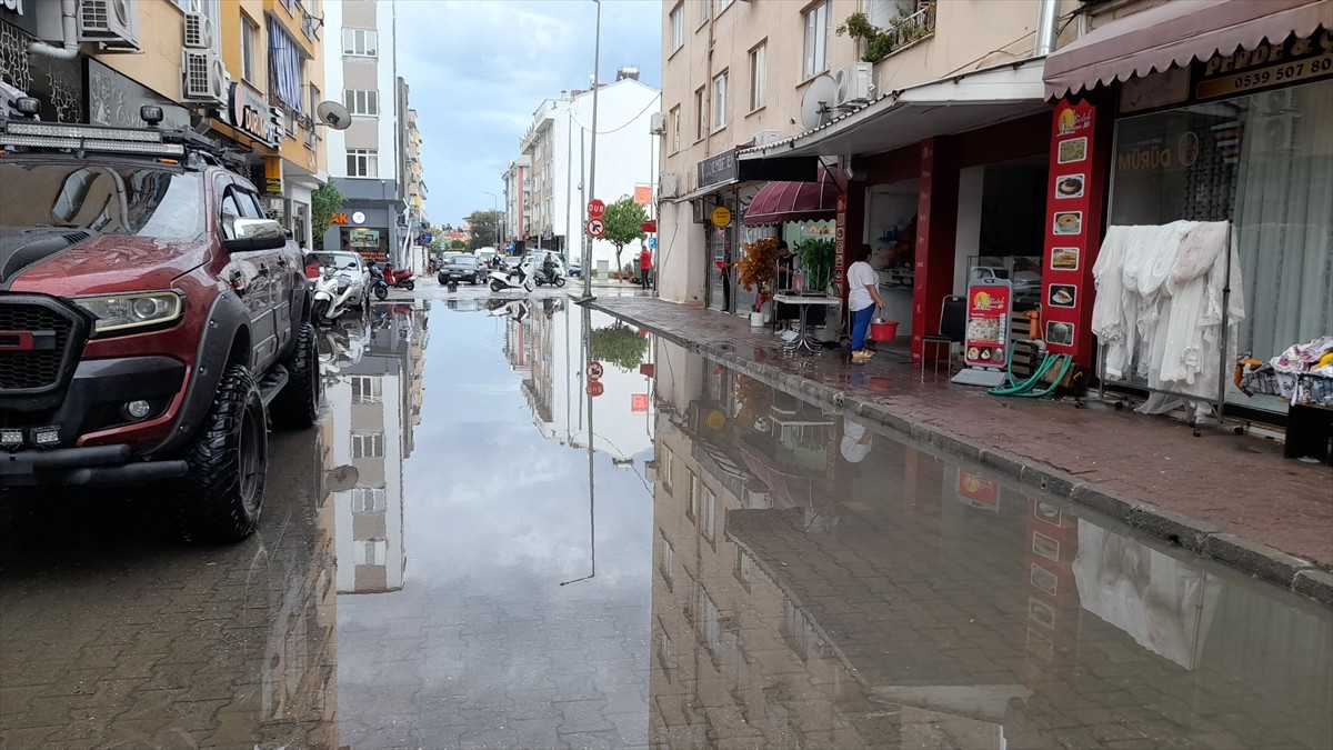 Muğla'nın ilçelerinde aralıklarla etkili olan sağanak günlük yaşamı olumsuz etkiledi. Dalaman...