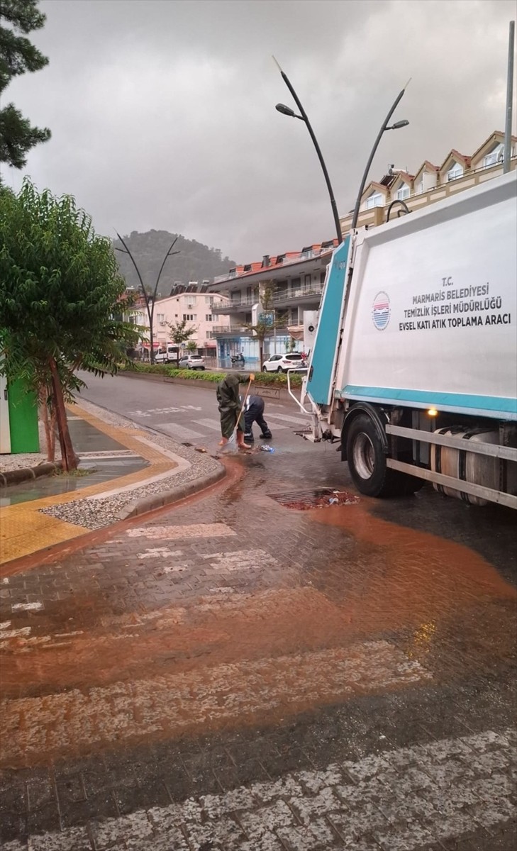 Muğla'nın ilçelerinde aralıklarla etkili olan sağanak günlük yaşamı olumsuz etkiledi. Marmaris...