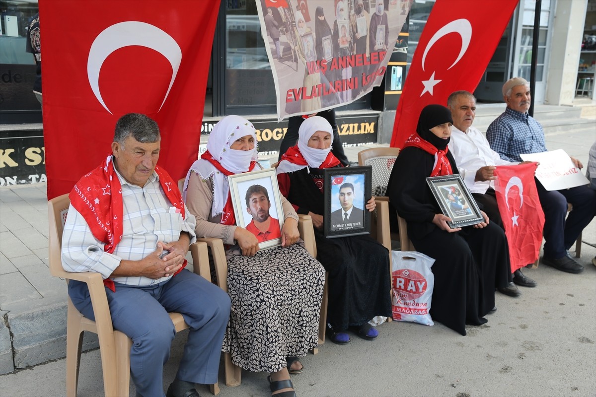 Muş'ta çocuklarının terör örgütü PKK tarafından dağa götürülmesinden DEM Parti'yi sorumlu tutan...