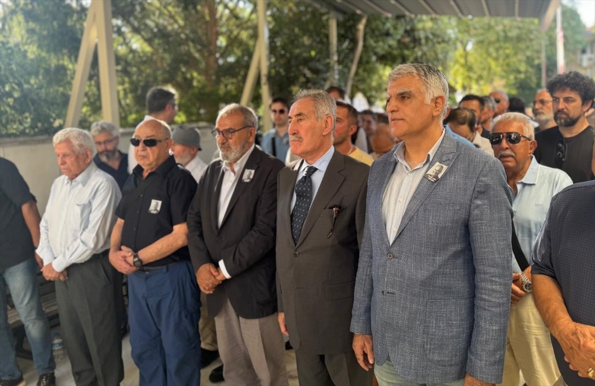 Ressam Teoman Südor, Fenerbahçe Camii'nde kılınan cenaze namazının ardından son yolcuğuna...