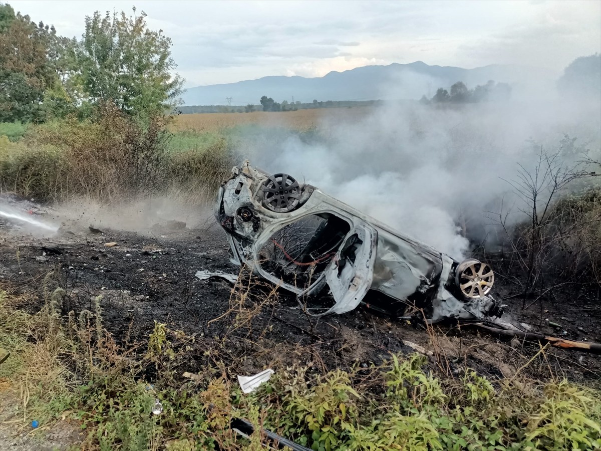 Sakarya'nın Akyazı ilçesinde yol kenarındaki otluk alana devrilen otomobil yanarak kullanılamaz...