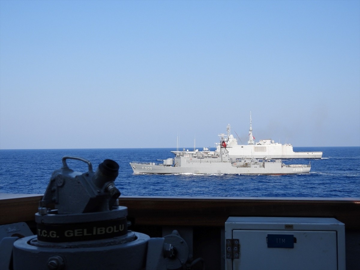 TCG Gelibolu fırkateyni ile TCG Bafra karakol gemisi, Fransa Deniz Kuvvetlerine ait FS Languedoc...