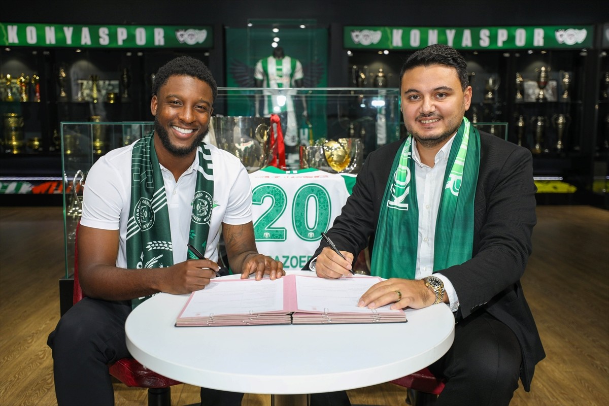 TÜMOSAN Konyaspor, defans oyuncusu Riechedly Bazoer (solda) ile 2 yıllık sözleşme imzaladı....