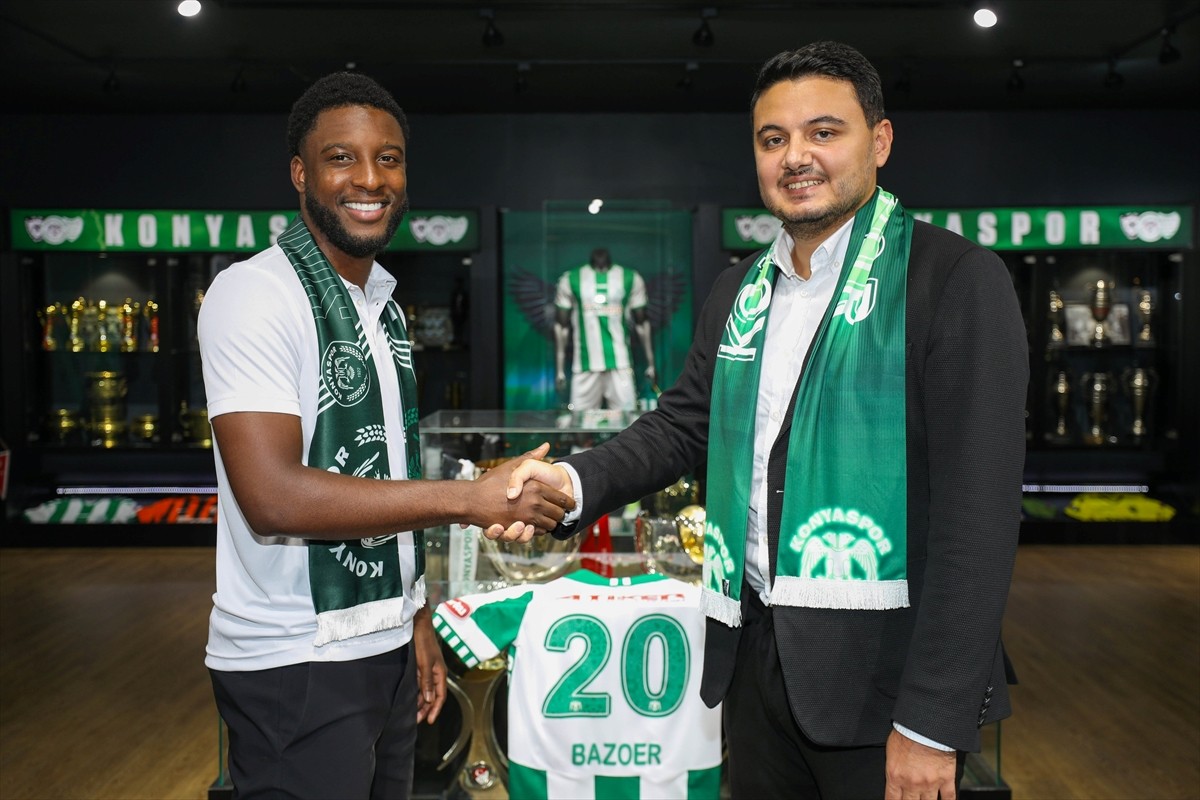 TÜMOSAN Konyaspor, defans oyuncusu Riechedly Bazoer (solda) ile 2 yıllık sözleşme imzaladı....