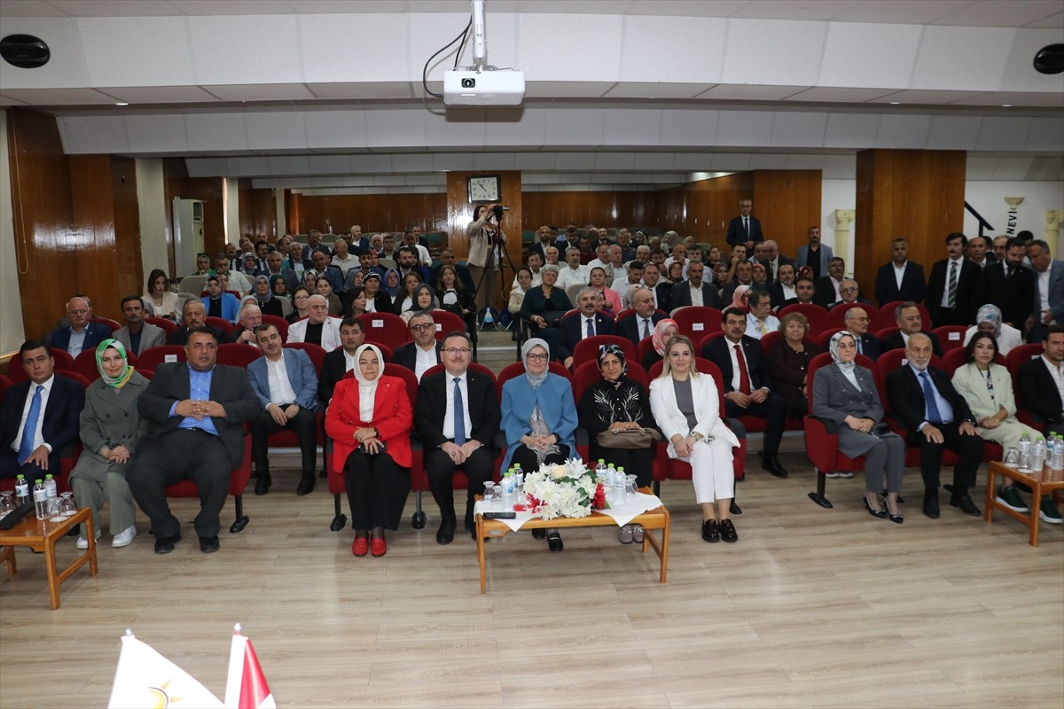 AK Parti'nin  "Türkiye Buluşmaları" programı kapsamında Kastamonu Şerife Bacı Öğretmenevi'nde...