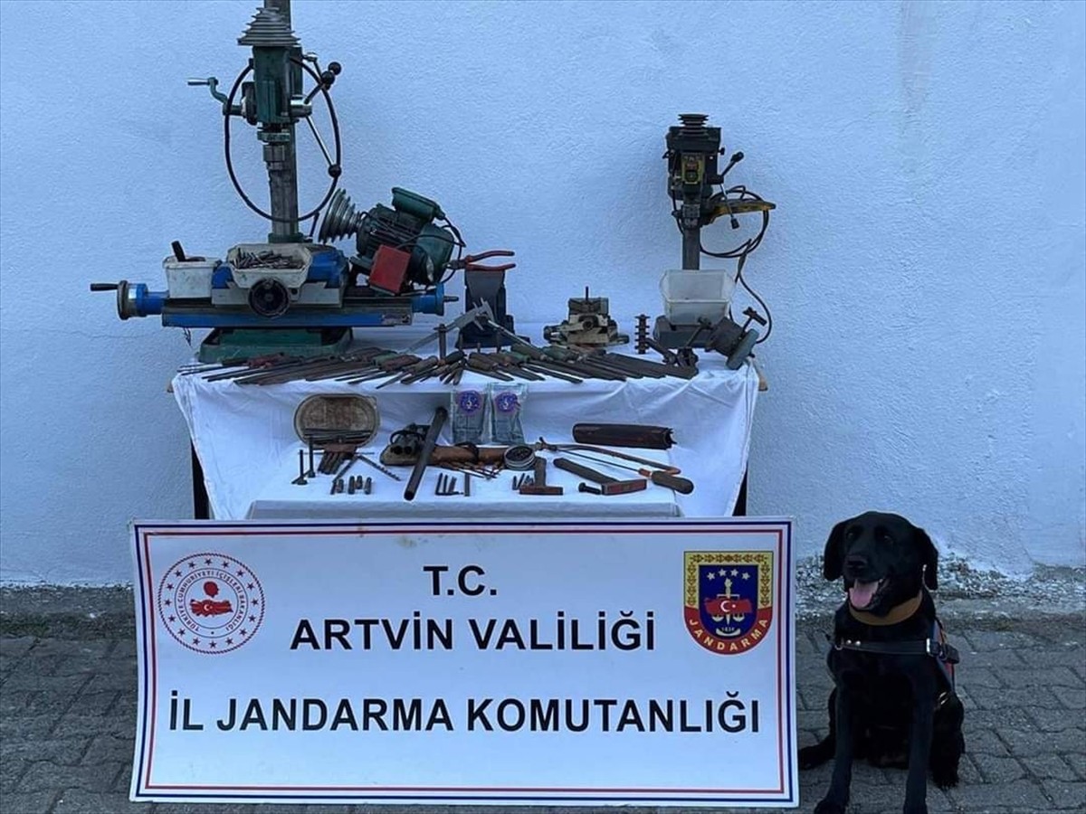 Artvin'in Borçka ilçesinde mühimmat kaçakçılığı yaptığı tespit edilen şüpheli...