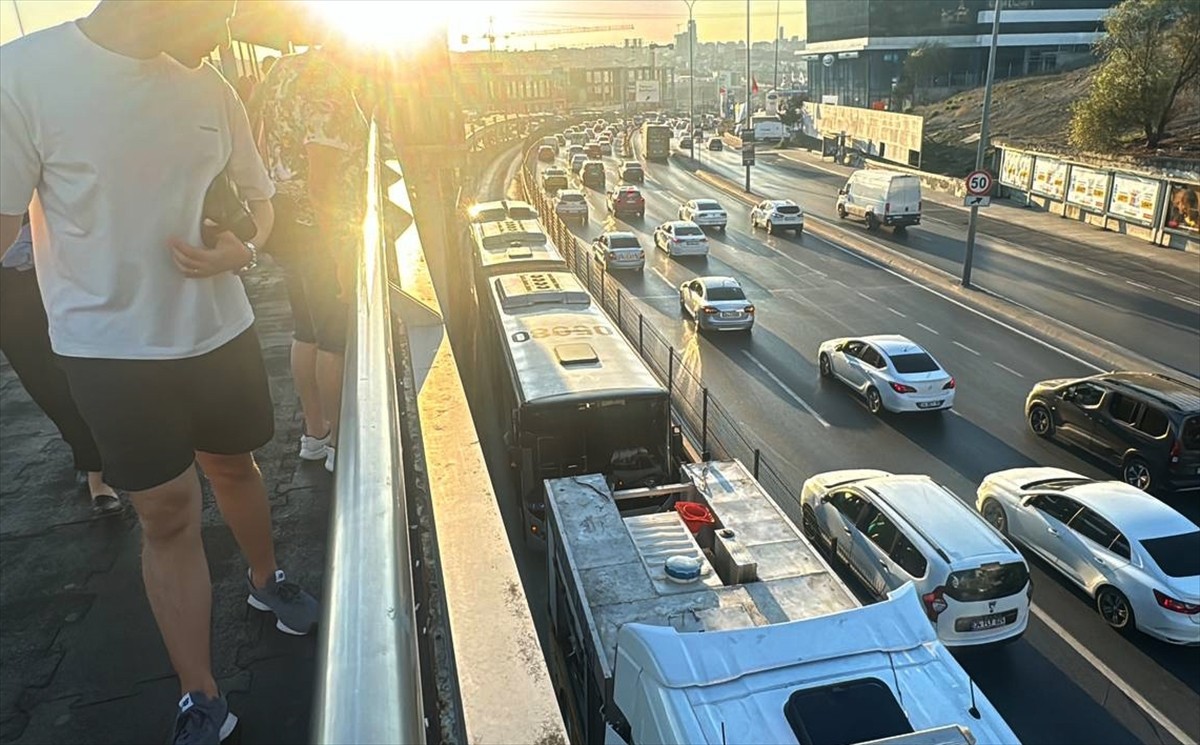  Beylikdüzü-Söğütlüçeşme seferini yapan metrobüsün lastiğinin patlaması nedeniyle aksayan seferler...