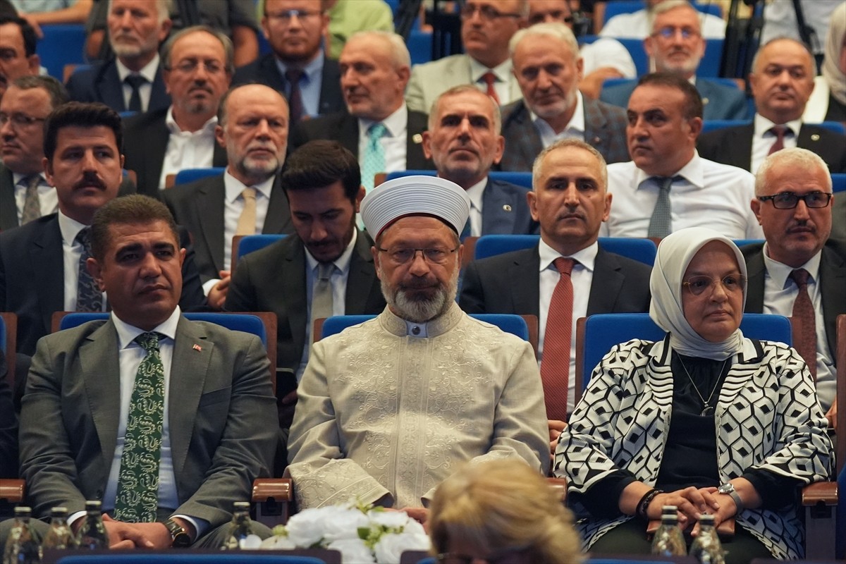 Diyanet İşleri Başkanı Ali Erbaş, (sağ 3) Diyanet İşleri Başkanlığınca Düzce Üniversitesi...