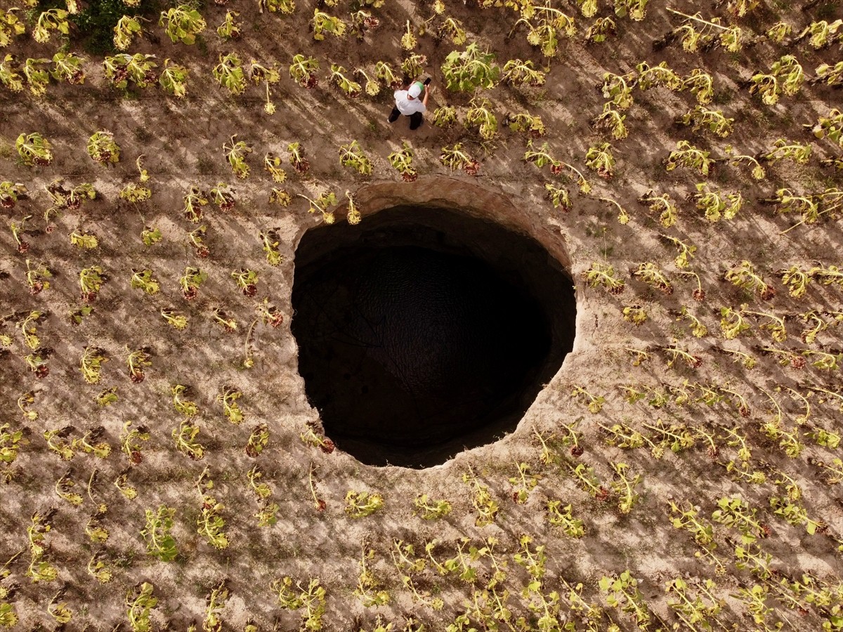 Eskişehir'in Çifteler ilçesindeki bir tarım arazisinde 20 metre derinliğinde, 5 metre çapında...