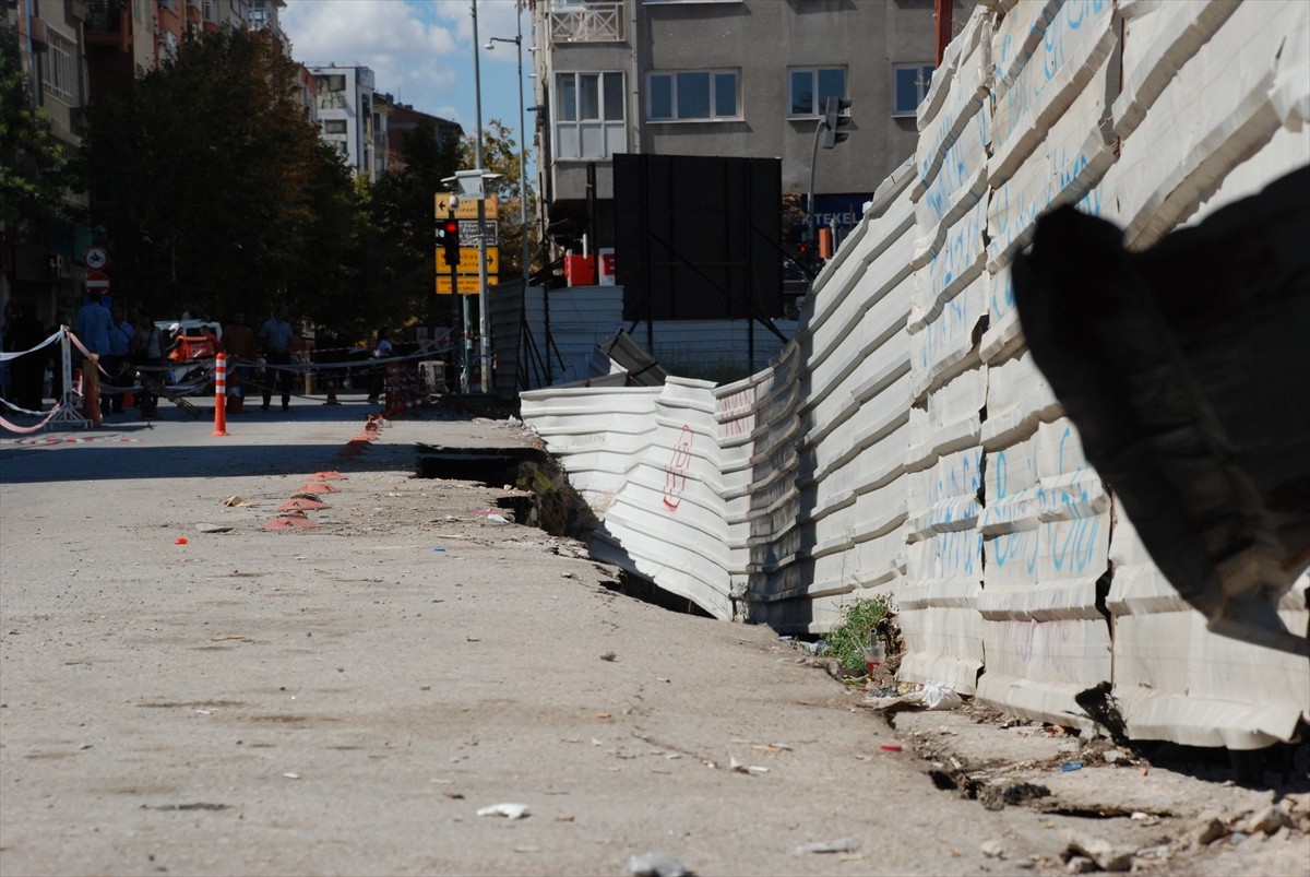 Eskişehir'in Odunpazarı ilçesindeki inşaat alanında yapılan kazı sırasında çöken yol trafiğe...