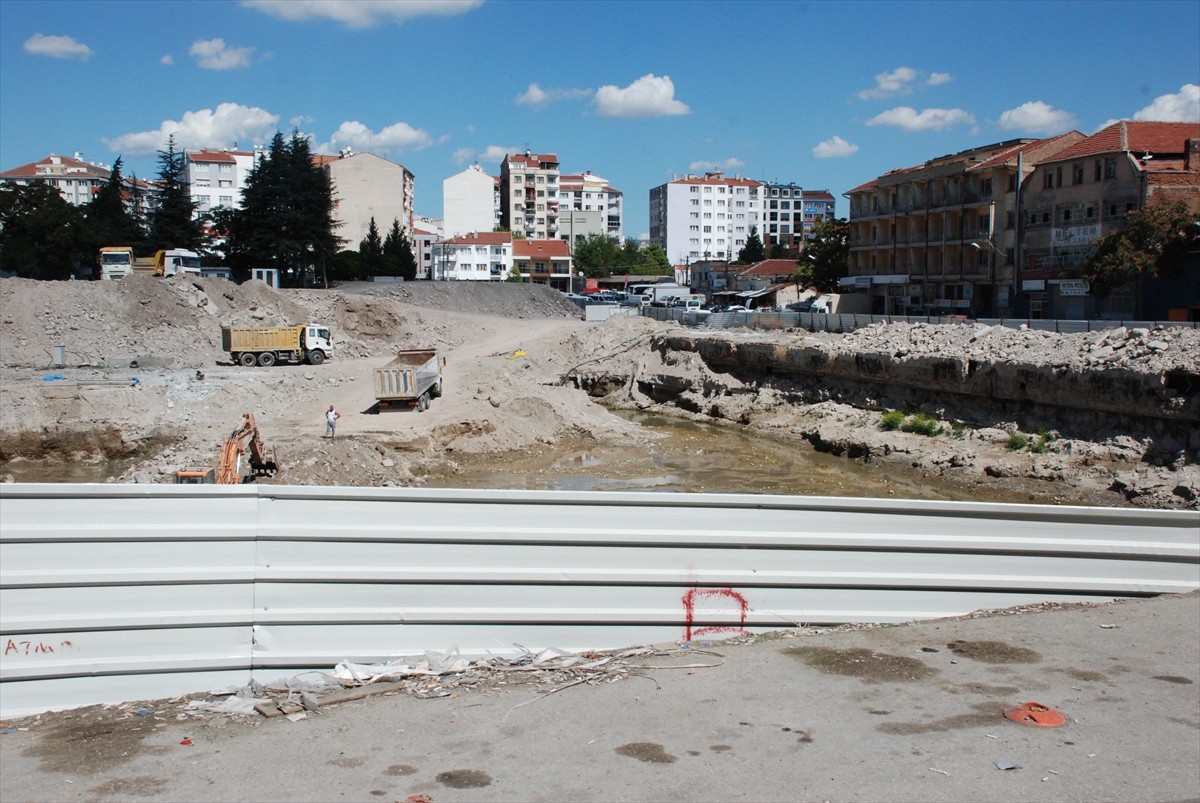 Eskişehir'in Odunpazarı ilçesindeki inşaat alanında yapılan kazı sırasında çöken yol trafiğe...