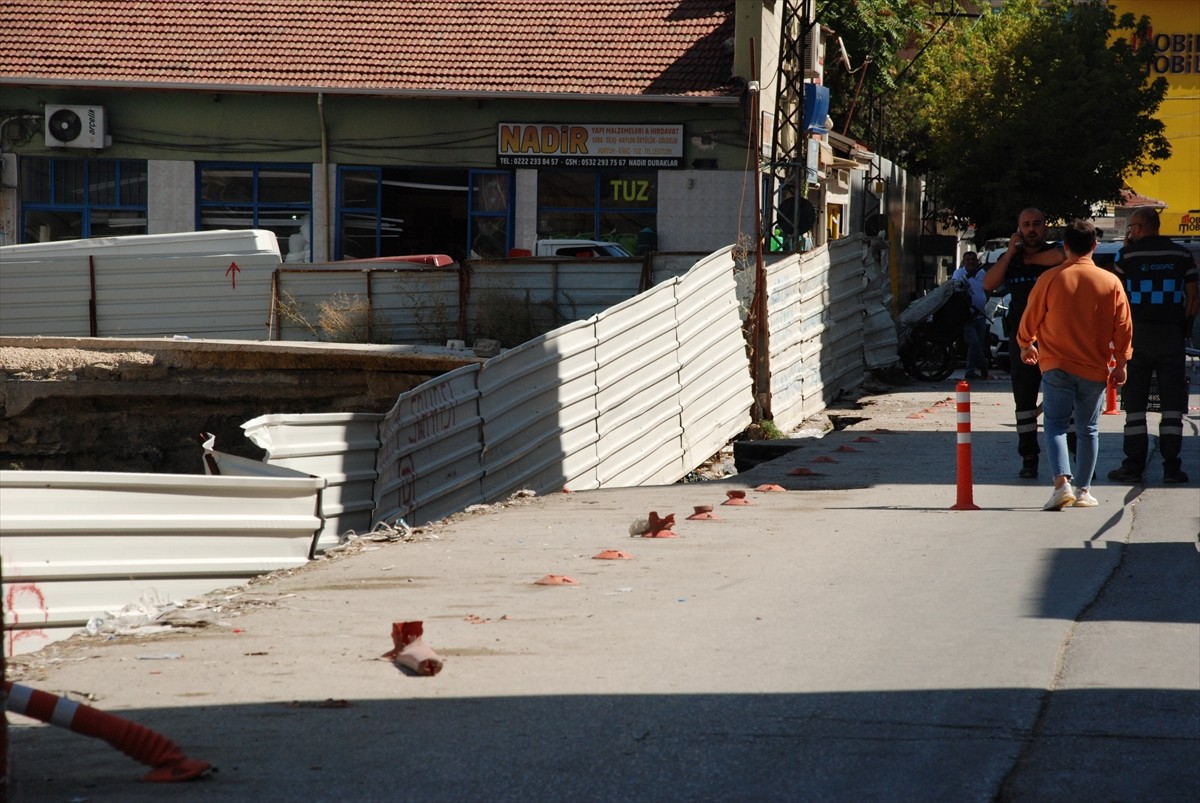 Eskişehir'in Odunpazarı ilçesindeki inşaat alanında yapılan kazı sırasında çöken yol trafiğe...