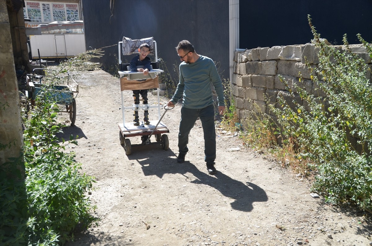 Hakkari'nin Yüksekova ilçesinde yaşayan demir doğrama ustası Aydın Budak, serebral palsili (beyin...