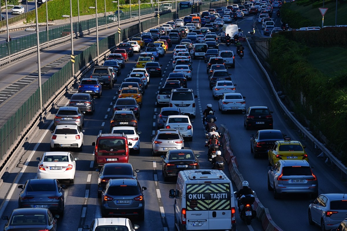 İstanbul'da haftanın dördüncü iş günü sabah saatlerinde bazı bölgelerde trafik yoğunluğu...