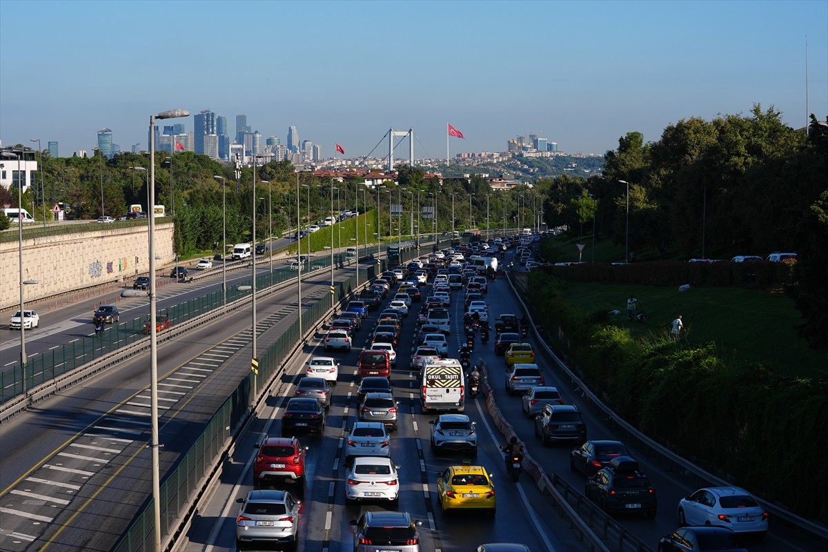 İstanbul'da haftanın dördüncü iş günü sabah saatlerinde bazı bölgelerde trafik yoğunluğu...