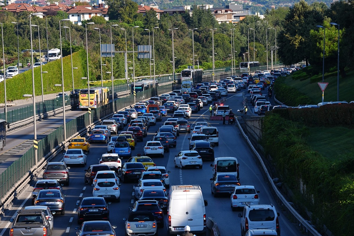 İstanbul'da haftanın dördüncü iş günü sabah saatlerinde bazı bölgelerde trafik yoğunluğu...