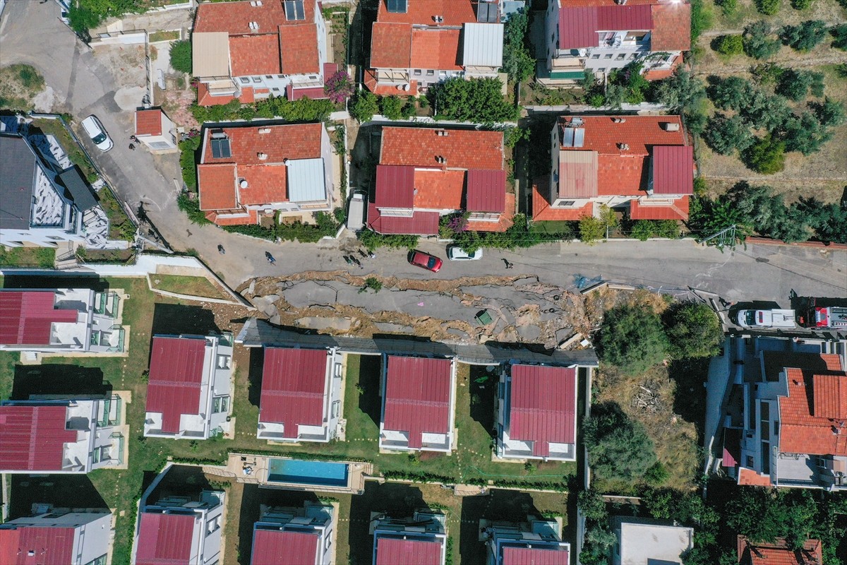 İzmir Valisi Süleyman Elban, dün etkili olan yağış sonrası bazı ev ve iş yerlerini su bastığı...