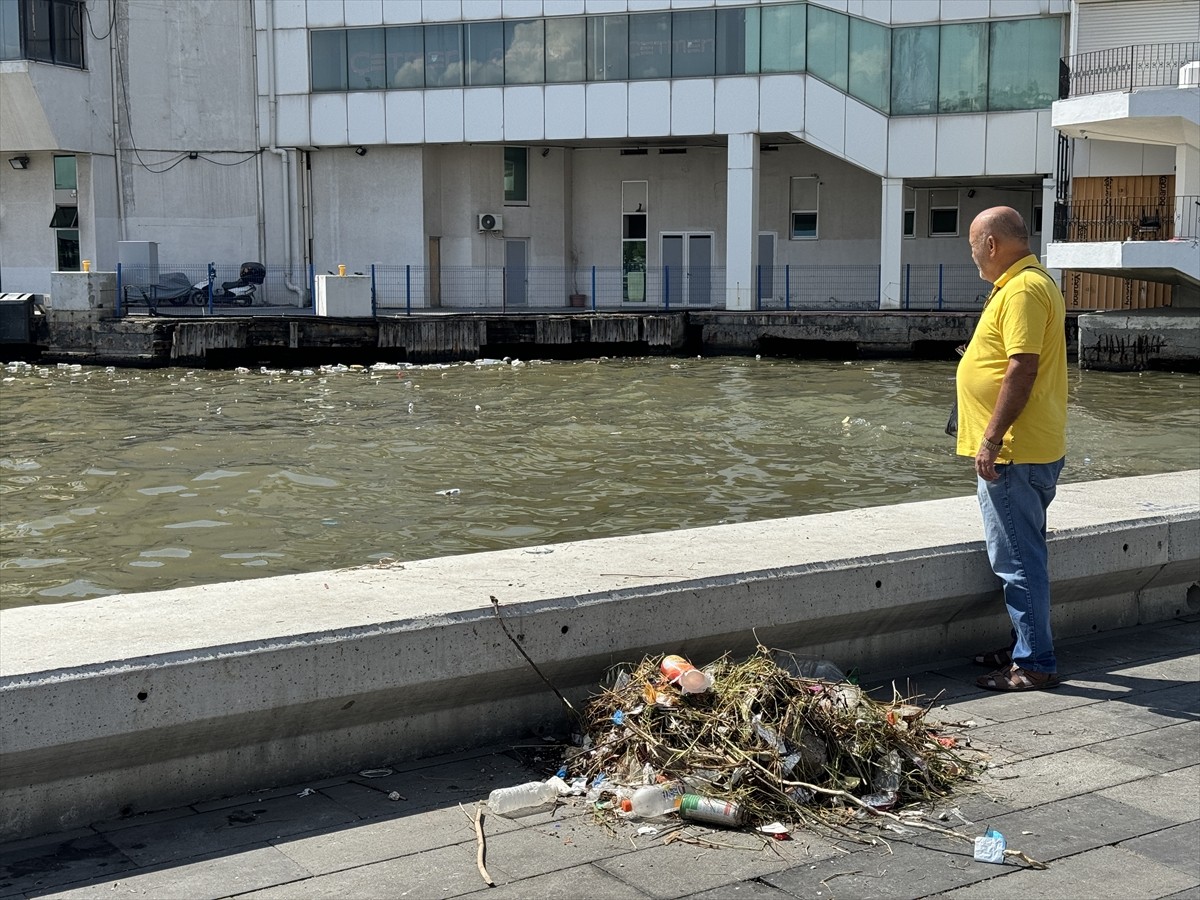 İzmir'de dün etkili olan sağanağın ardından körfezde oluşan atık kirliliği dikkati çekti.